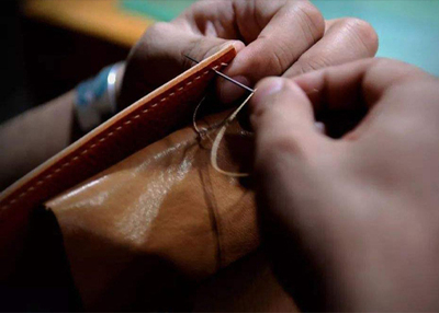 洗染行业新成员 皮革护理师，守护皮革制品的光彩